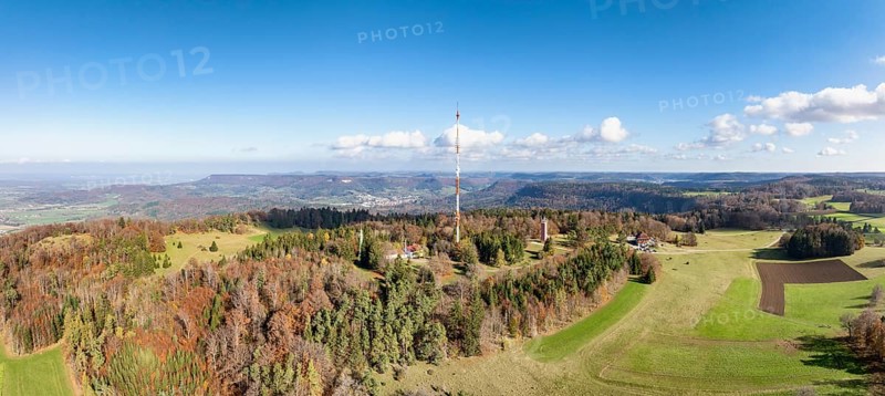 Aerial view, panorama of the 137 metre high steel tube mast of the Südwestrundfunk, SWR, Raichberg transmitter, erected in 1971, on the 956 metre high Raichberg near Albstadt, with the Albtrauf on the horizon, Zollernalbkreis, Baden-Württemberg, Germany, Europe