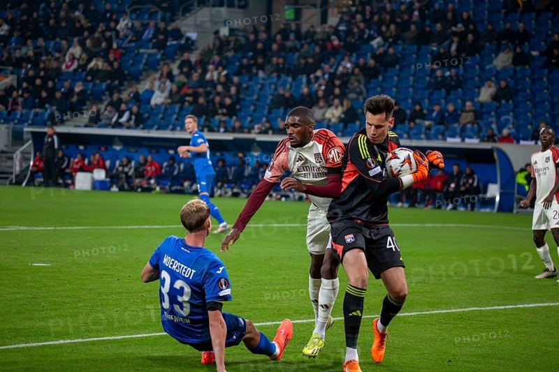 Football UEFA Europa League, 2024/25 season, matchday 4: TSG Hoffenheim v Olympique Lyon. Picture: Goalkeeper Remy Descamps (40, Lyon) grabs the ball in front of Max Moerstedt (33, Hoffenheim)