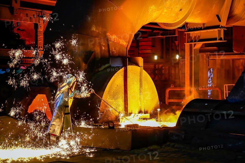 Theme photo: ThyssenKrupp steel crisis. Crisis in the steel industry. Duisburg, Ruhr area, North Rhine-Westphalia, Germany, ThyssenKrupp Steel, a steel worker in a protective suit takes a 1500 degree hot pig iron sample during tapping at blast furnace 8, up to 19 per cent CO2 per tonne of pig iron produced is to be saved in future by a special hydrogen process. Instead of blowing coal dust into the blast furnace as before, thyssenkrupp will use hydrogen. Archive image from 15.04.2019, Europe