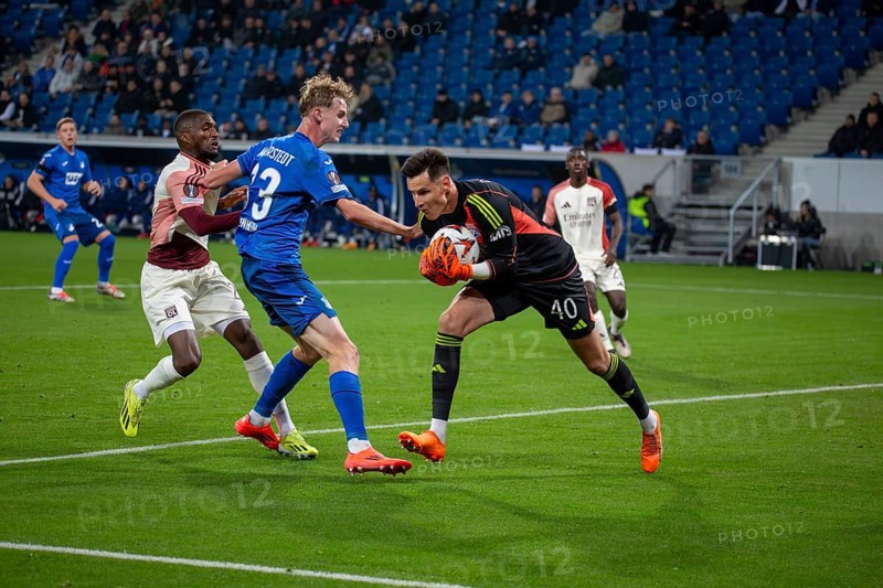 Football UEFA Europa League, 2024/25 season, matchday 4: TSG Hoffenheim v Olympique Lyon. Picture: Goalkeeper Remy Descamps (40, Lyon) grabs the ball in front of Max Moerstedt (33, Hoffenheim)