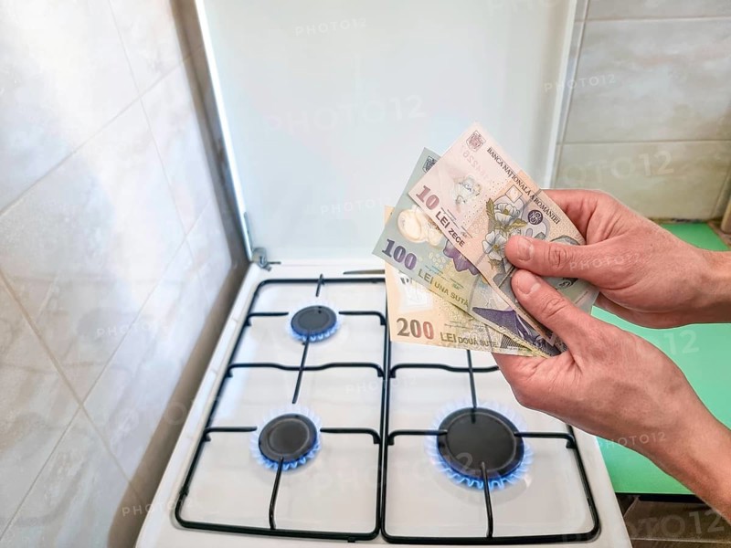 Energy efficiency concept with gas cooker and LEI, the Romanian money – the cost of natural gas is more expensive in Romania. Selective focus