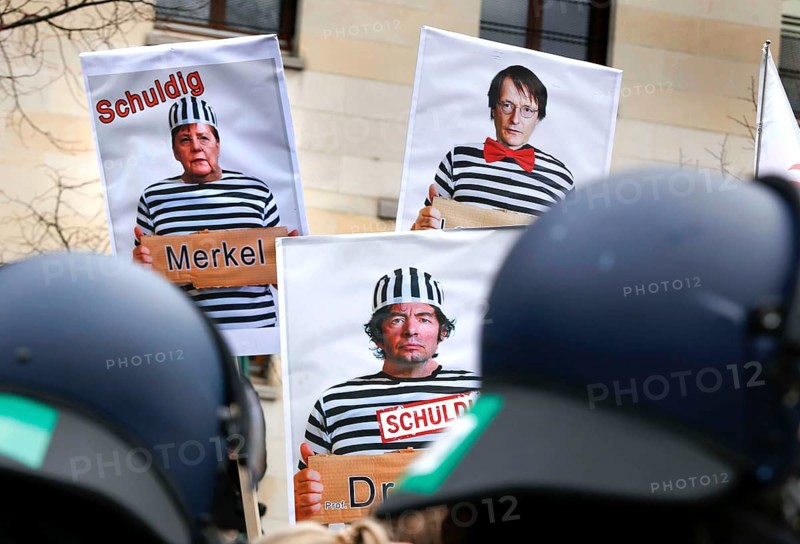 Posters show Chancellor Merkel, virologist Christian Drosten and SPD MP Lauterbach in prisoner's clothing. Once again, thousands of corona deniers are demonstrating against the restrictions in the pandemic. The police have broken up the demonstration for not observing the distance rule and not wearing mouth and nose protection, Berlin, 18.11.2020