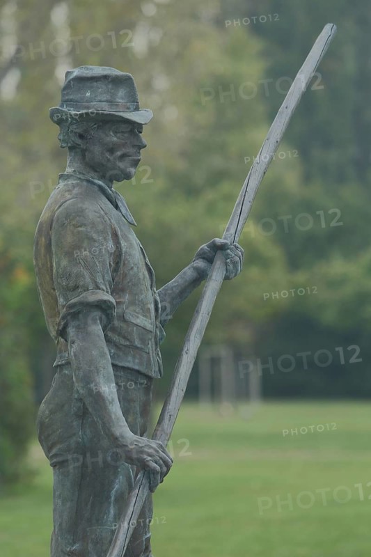 Monument to historical rafting tradition on the Rhine and Main, man, pole, hold, bronze, hat, detail, Mainz-Kastel, Wiesbaden, Taunus, Hesse, Germany, Europe