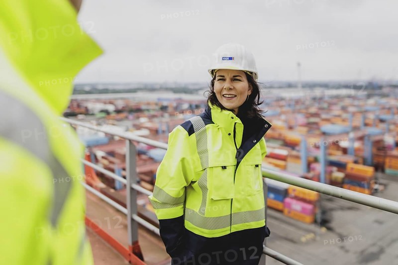 Annalena Bärbock (Bündnis 90/Die Grünen), Federal Foreign Minister, photographed during a visit to a container gantry crane at the Altenwerder container terminal during the Foreign Minister's trip to Germany in Hamburg, 26 July 2024. /