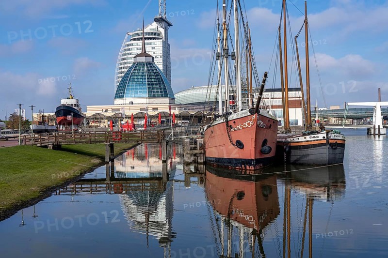 Old harbour, harbour basin, harbour district, Sail City building, Klimahaus Bremerhaven, museum ships Emma, Elbe 3 lightship, part of the Harbour Worlds, in Bremerhaven, Bremen, Germany, Europe