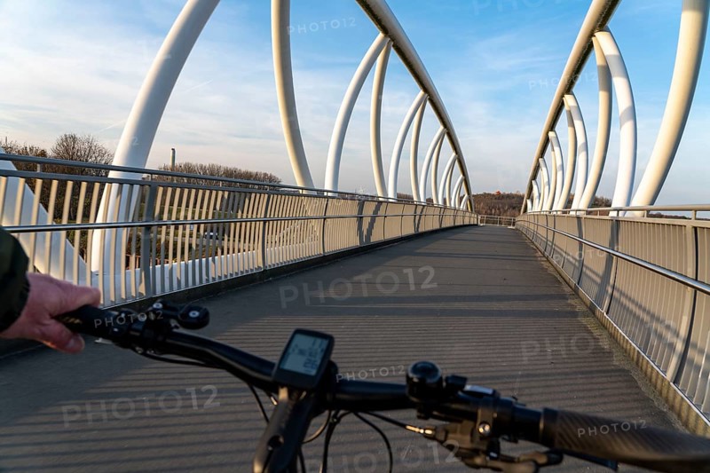 Bridge over the Datteln-Hamm Canal, for pedestrians and cyclists, Radbod spoil tip, spoil tip sign, Hamm, North Rhine-Westphalia, Germany, Europe