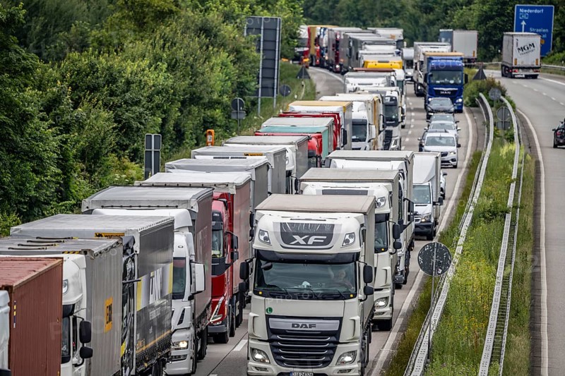 9 km long traffic jam on the A40 motorway heading east, between the Dutch border near Venlo, in front of the Wankum junction, due to roadworks, traffic routing to one lane, many trucks in traffic jam, North Rhine-Westphalia, Germany, Europe