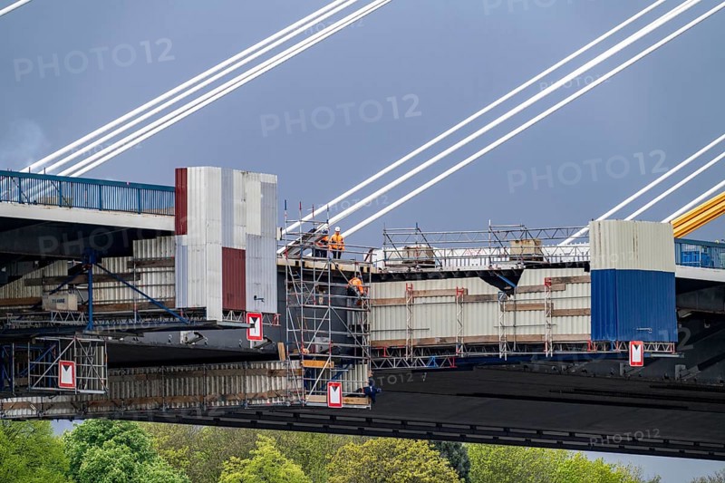 The new Rhine bridge Neuenkamp, the A40, white pillar ropes, and the old motorway bridge, which is being dismantled, workers preparing the demolition, Homberg Ufer, Duisburg, North Rhine-Westphalia, Germany, Europe