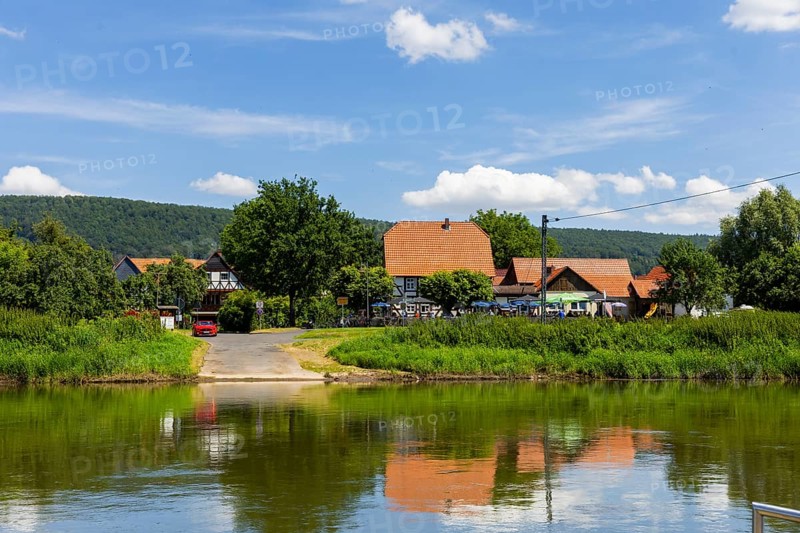 A small yaw rope ferry that transports vehicles quickly and reliably across the Weser from Hesse to Lower Saxony, Veckerhagen-Hemeln ferry, Reinhardshagen, Lower Saxony, Germany, Europe