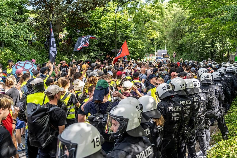Riots in the run-up to the AFD party conference in Essen, demonstrators try to prevent AFD delegates from entering the Grugahalle, they are led through the demonstrators by a massive police contingent, there were many scuffles, Essen, North Rhine-Westphalia, Germany, Europe