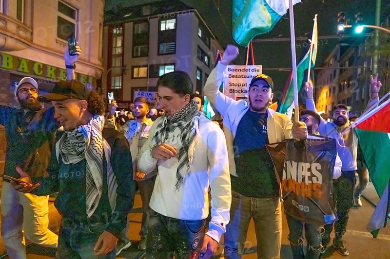 Demonstration by pro-Palestinian activists in Duisburg-Hochfeld, around 110 demonstrators marched through the neighbourhood justifying Hamas' attack against Israel, Duisburg, North Rhine-Westphalia, Germany, Europe