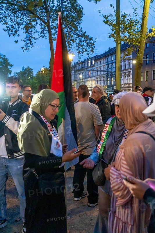Demonstration by pro-Palestinian activists in Duisburg-Hochfeld, around 110 demonstrators marched through the neighbourhood justifying Hamas' attack against Israel, Duisburg, North Rhine-Westphalia, Germany, Europe