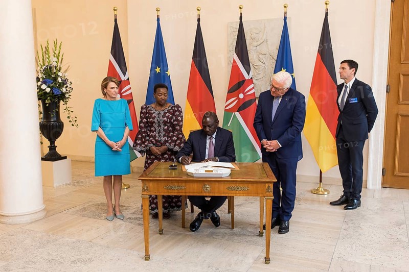 William Samoei Ruto (President of the Republic of Kenya) signing the guest book, behind him Elke Büdenbender (woman of the Federal President), Rachel Ruto and Frank-Walter Steinmeier (President of the Federal Republic of Germany) at the Federal President's Citizens' Festival in Bellevue Palace Gardens, Berlin, 13 September 2024
