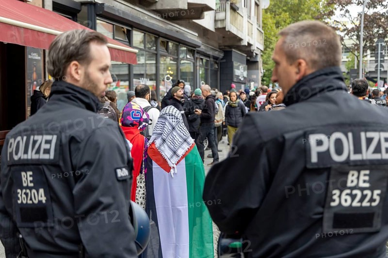 Police officers on the edge of the pro-Palestinian demonstration in Berlin, Germany, 6.10.2024: Pro-Palestinian demonstrators protest at Kottbusser Tor tor in Berlin-Kreuzberg under the slogan Demo against genocide in Gaza on the anniversary after radical Islamist Hamas attacked Israel on 7 October 2023, killing over 1, 000 people and kidnapping hundreds in the Gaza Strip, which has been at war with Israel ever since. Berlin, Europe