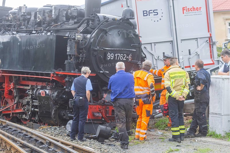 There was a serious accident between a train on the Weißeritz Valley Railway and a lorry from the district of Central Saxony at the level crossing just in front of the Dippoldiswalde stop. The steam locomotive, built in 1933, was forced off the tracks, causing millions of euros worth of damage. Local residents reported an explosive bang., Engine accident on Weißeritztalbahn, Dippoldiswalde, Saxony, Germany, Europe