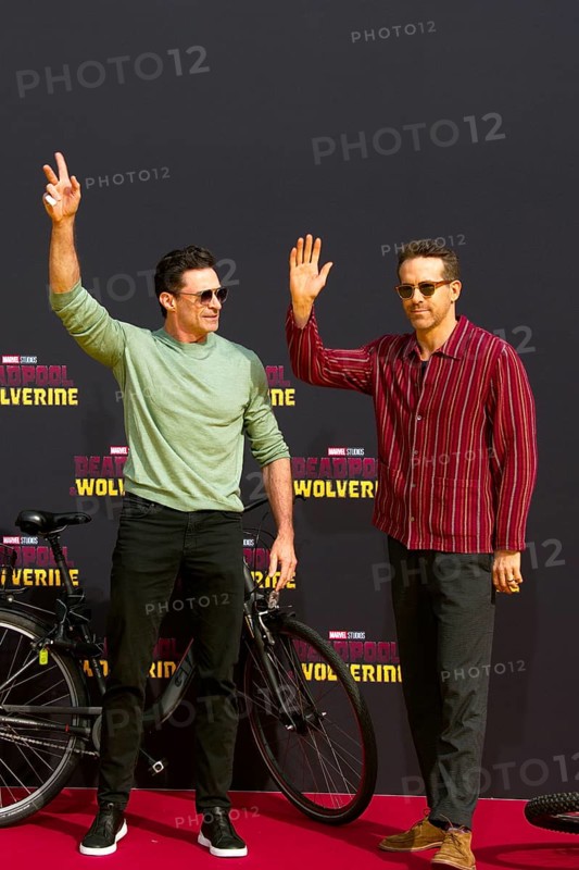The actors Ryan Reynolds, Hugh Jackman, DEADPOOL & WOLVERINE (cinema release: 24.07.2024), red-yellow carpet at the fan event on Uber Platz in Berlin, 07.07.2024