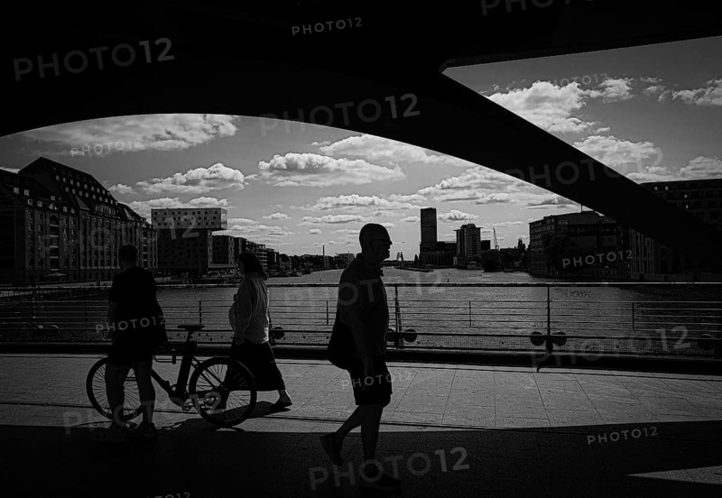 Black and white photograph, tourists at the Oberbaum Bridge, Berlin, Germany, Europe