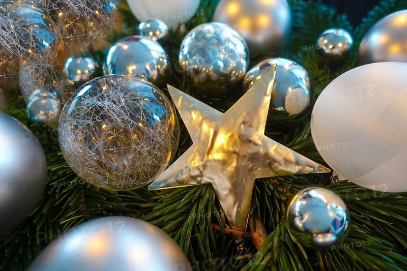 Christmas motif, Christmas, Christmas, Christmas festival, Advent season, Christmas baubles, glass baubles, Christmas decorations, metal star, star, Advent season, fir branches, Christmas card motif, mood, studio, Germany, Europe