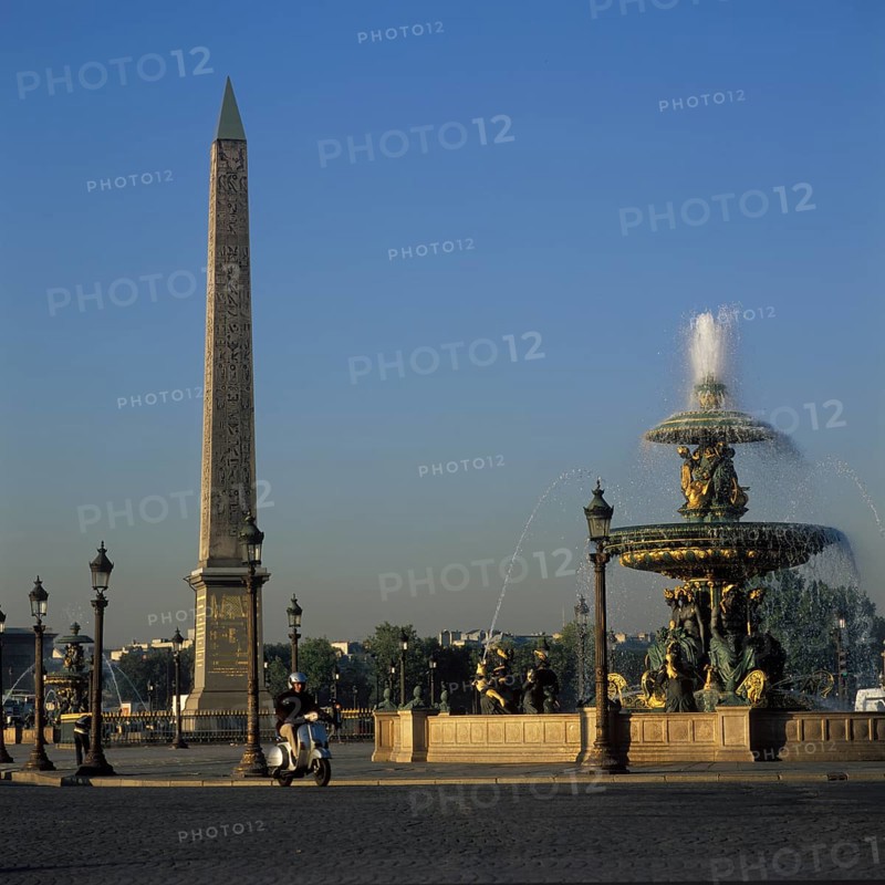 Fontaine des Mers von Jacques Hittorff und Obelisk auf dem Place de la Concorde, Paris, Frankreich
