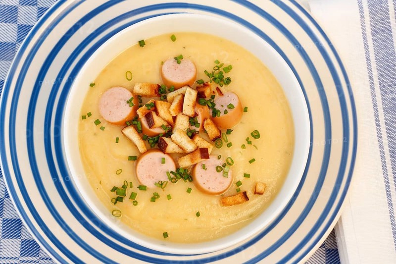 Swabian cuisine, potato soup with string sausages and pretzel croutons, hearty, savoury, typical Swabian, home cooking, traditional cuisine, chives, soup bowl, food photography, studio, Germany, Europe