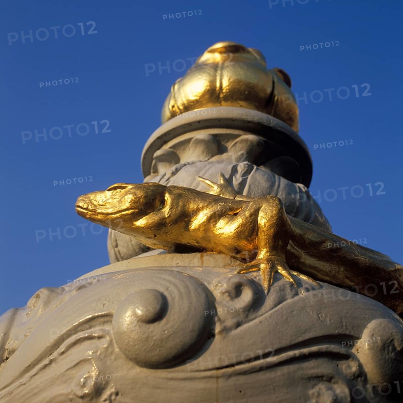 Goldene Eidechse am Pont Alexandre III, Paris, Frankreich