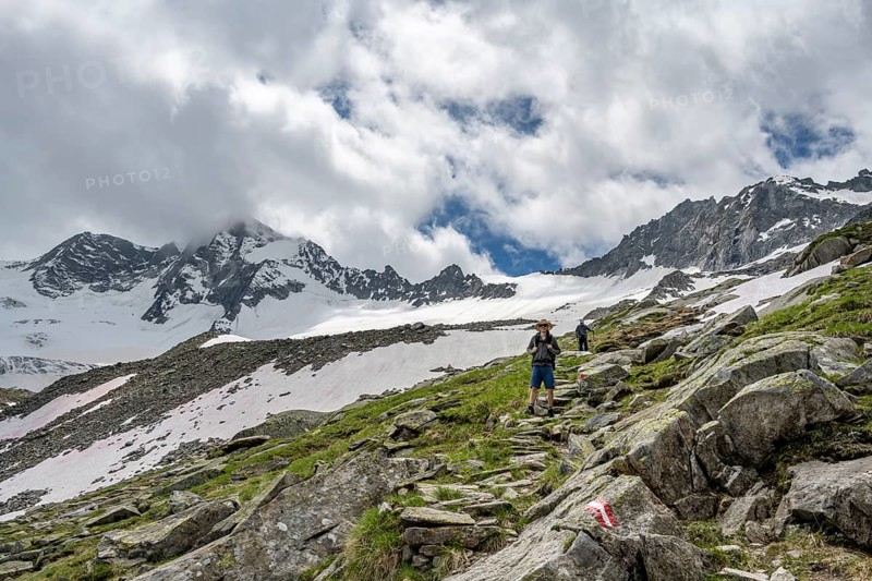Mountaineers on a hiking trail, glaciated rocky mountain peak Großer Möseler in the background