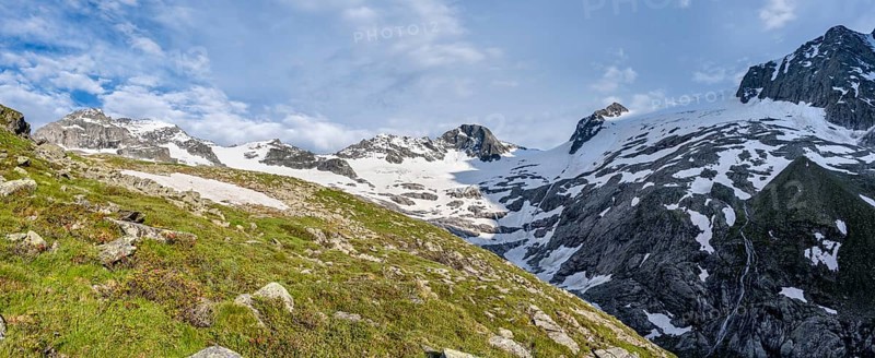 Mountain landscape in the evening light, mountain basin with snow and glacier Floitenkees, summit Westliche and Östliche Floitenspitze, Greizer Hütte, Berliner Höhenweg, Zillertal Alps, Tyrol, Austria, Europe
