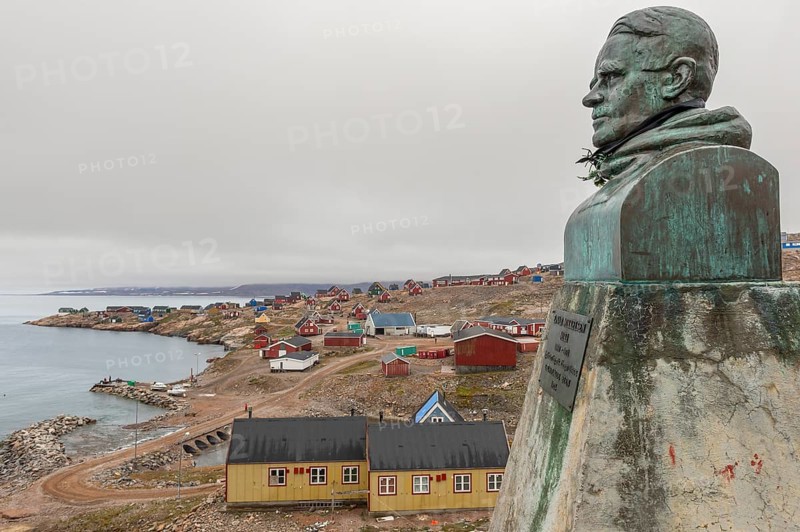 Bronze statue of Ejnar Miki Mikkelsen, Danish polar explorer and author, founder of Ittoqqortoormiit, Inuit settlement Ittoqqortoormiit, Scoresbysund or Scoresby Sund or Greenlandic Kangertittivaq, East Greenland, Greenland, North America