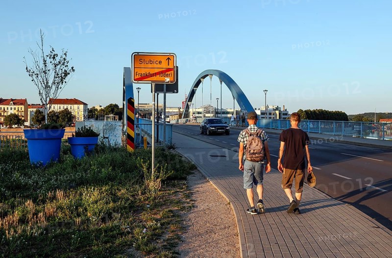 Pedestrians on the border bridge between Frankfurt/Oder and the Polish town of Slubice