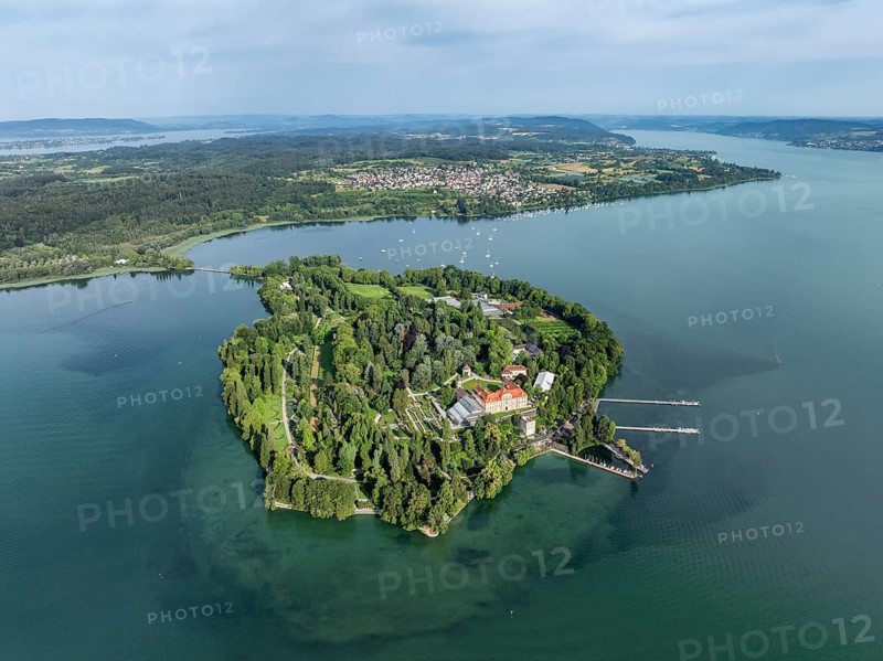 The island of Mainau in Lake Constance with the jetty and the baroque Mainau Castle, built between 1739 and 1746, on the horizon from the left the Thurgau lake ridge, the Hegau mountains and the Bodanrück, aerial view, district of Constance, Baden-Württemberg, Germany, Europe