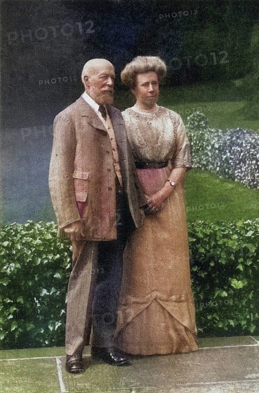 George Cadbury (1839-1922) with his woman Elizabeth in 1913 on the occasion of their silver wedding anniversary, English Quaker, industrialist and social reformer who took over his father's chocolate business in 1861 together with his brother Richard. In 1866, they were the first in the United Kingdom to sell cocoa as a drink. In 1879, the company moved to Bournville, Birmingham, From the Life of George Cadbury by AG Gardiner (London, 1923), Historical, digitally restored reproduction from an original on