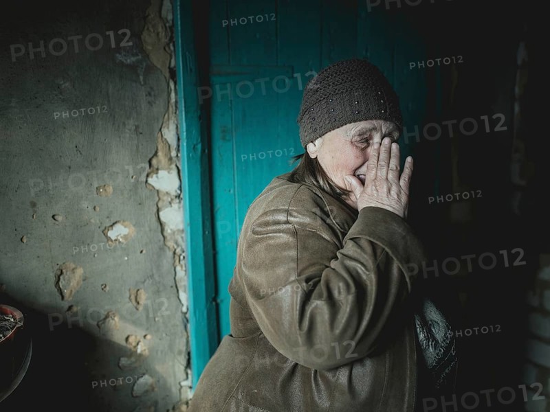 Grandmother Larisa had to flee her home village near Kupiansk. She cares for her traumatised granddaughter Angelina, Borshchivka, Ukraine, Europe