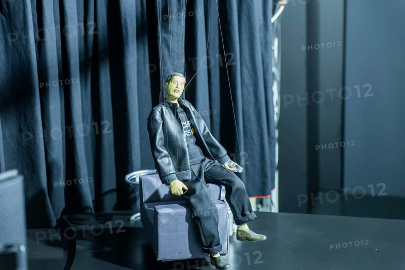 The puppet theatre collection of the Staatliche Kunstsammlungen Dresden (SKD), one of the largest of its kind in the world, will open its doors at its new location on 7 September: the power plant Mitte will not only house 12, 000 marionettes, hand puppets and other theatre figures on an area of around 2, 600 square metres, but also entire stages and the extensive archive, a total of over 100, 000 objects, will find an appropriate place. In future, there will be two exhibitions that can be visited independently of each other: The permanent basic exhibition will present highlights from the collection such as puppets developed at the Weimar Bauhaus and the Hohnsteiner Kasper, the ancestor of many modern German hand puppets. Rimini Protokoll with the immersive and multimedia installation ALTER EGO Raubkopie - Ein multimediales Puppenspiel in drei Räumen . At the centre of the production is a puppet with the likeness of Elon Musk. Created by puppet maker Christian Werdin, it is at first gla...