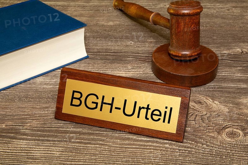 Symbolic image BGH (Federal Court of Justice) : Judge's gavel next to a brass plate with the inscription BGH-URTEIL (Composing)
