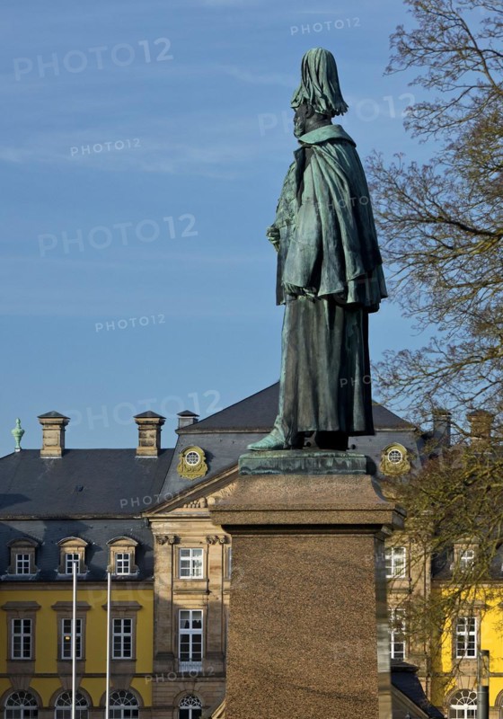 Monument to Emperor Wilhelm the Great with the Residential Palace, Bad Arolsen, Hesse, Germany, Europe