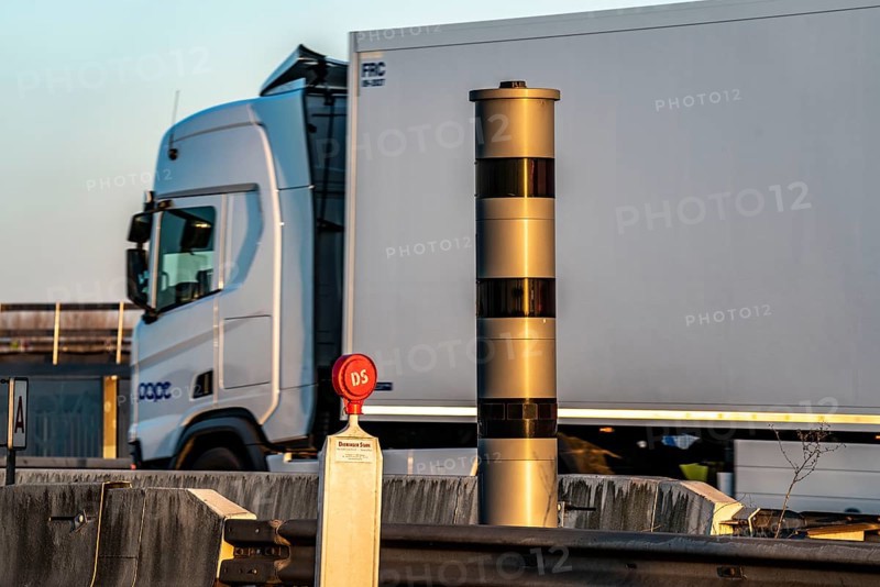 Speed cameras, radar speed monitoring, POLISCAN measuring system, on the A40 motorway, on the Neuenkamp Rhine bridge, Duisburg, North Rhine-Westphalia, Germany, Europe