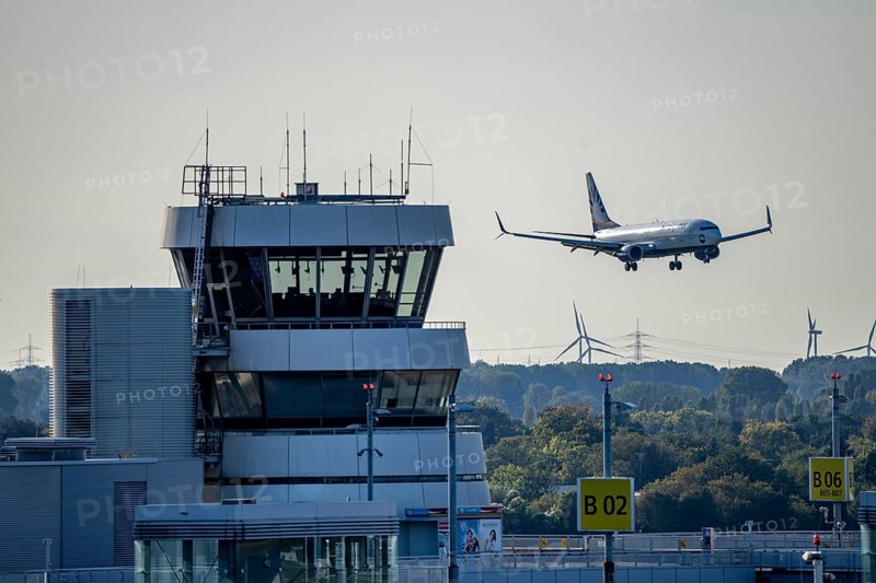 Düsseldorf Airport, SunExpress Boeing 737 on landing, former tower