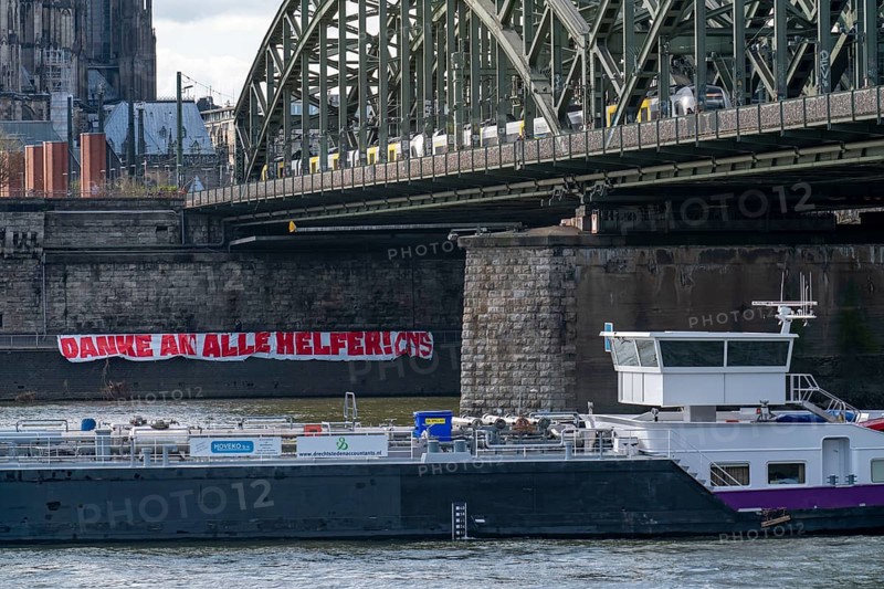 Effects of the coronavirus crisis, thank you banner on the banks of the Rhine, Hohenzollern Bridge, Cologne, Germany, Europe