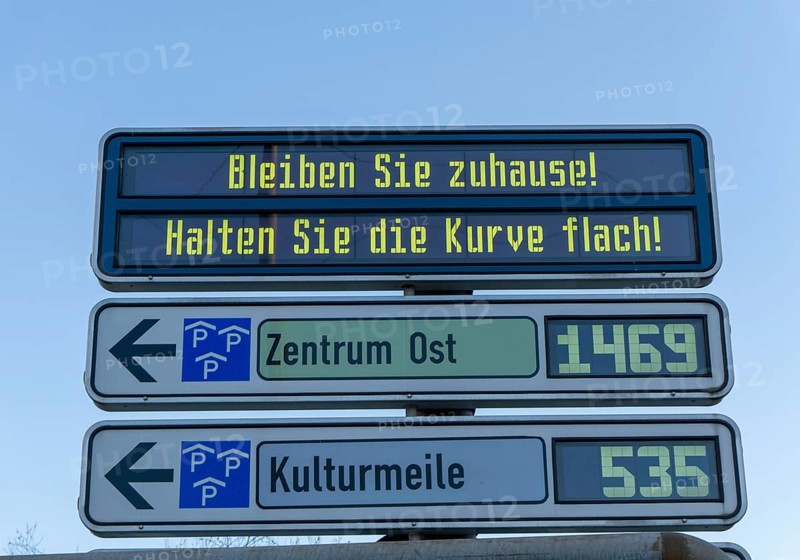 Sign asking people to stay at home, Keep the curve flat, Effects of the corona crisis in Germany, Essen