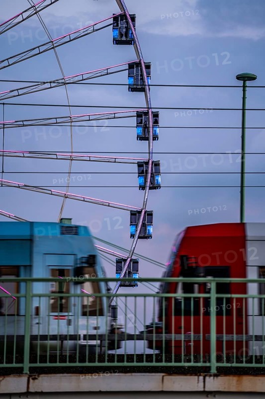 Deutzer Brücke in Cologne, Ferris wheel at the funfair on the Deutzer Werfer, footpath, cycle path, North Rhine-Westphalia, Germany, Europe