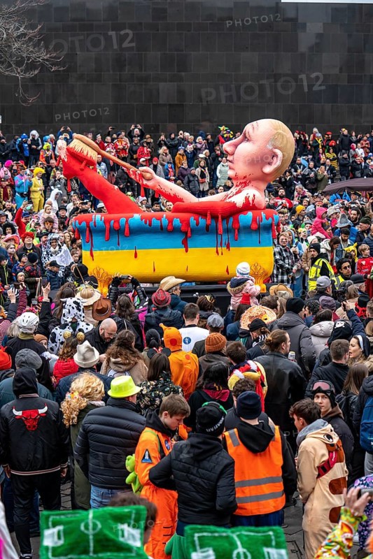 Rose Monday parade in Düsseldorf, street carnival, carnival float, by float builder Jacques Tilly, Vladimir Putin bathes in a bathtub, in the colours of the Ukraine, full of blood