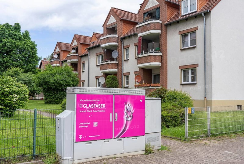 Distribution box for fibre optic technology, fast Internet, from Deutsche Telekom, in a residential area in Bottrop-Eigen, North Rhine-Westphalia, Germany, Europe