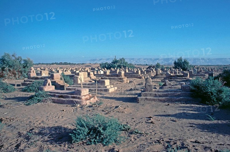 Gravestones, cemetery, tourism centre Mut 3, main village El-Qasr of the oasis ad-Dachla, Libyan Desert, Egypt, September 1989, vintage, retro, old, historical, Africa