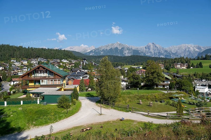 View of the village, Karwendel mountains, view from the Pfarrhügel, Seefeld, Alps, Tyrol, Austria, Europe