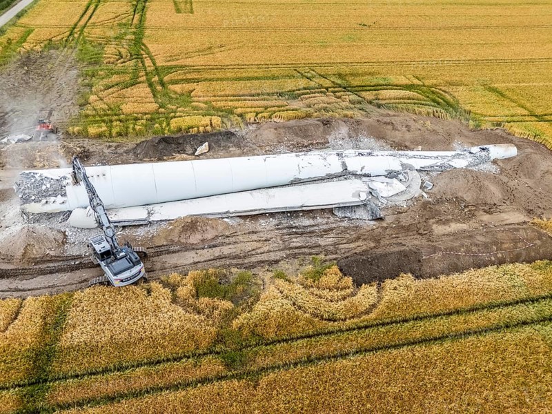 Demolished tower of a 20 year old wind turbine, in the Werl wind farm, 5 old Enercon E-66 turbines are demolished, 2 new Siemens SG6.6-170 wind turbines replace them, the 2 new wind turbines produce twice as much energy, 12 MW power, as the 5 old wind turbines, called repowering, demolition work, Werl, North Rhine-Westphalia, Germany, Europe