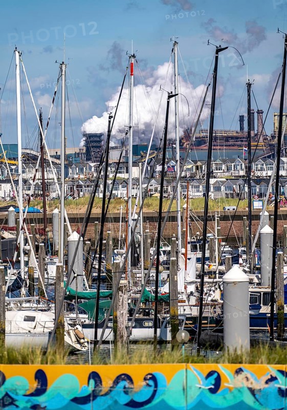 Seaport Marina IJmuiden, marina, sailing boats, yachts, behind the Tata Steel steel and smelting works in IJmuiden, Velsen, North Holland, Netherlands, largest industrial area in the Netherlands, 2 blast furnaces, 2 coking plants, rolling mills, directly on the North Sea, beach houses near Ijmuiden aan Zee
