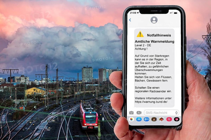 Symbolic image Cell Broadcast, warning service via mobile phone, by SMS, to all devices located in the area of radio cells, transmission masts, which may be at risk, in the event of natural disasters, major incidents, accidents, etc., sent via the network operators, in cooperation with the Federal Office of Civil Protection and Disaster Assistance, BBK