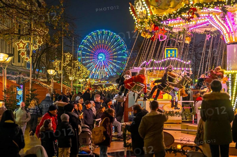 Christmas market on Königsstraße in the city centre of Duisburg, pre-Christmas season, Christmas lights, Ferris wheel, chain carousel, Christmas market stalls, crowds, North Rhine-Westphalia, Germany, Europe