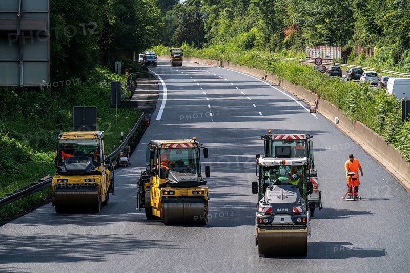 Renewal of the road surface on the A40 motorway between the Kaiserberg junction and Mülheim-Heißen, in the direction of Essen, over a length of 7.6 kilometres, with whisper asphalt, so-called open-pored asphalt, 10-day closure of the motorway, North Rhine-Westphalia, Germany, Europe