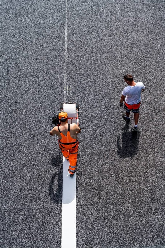 Marking work after the renewal of the road surface on the A40 motorway between the Kaiserberg junction and Mülheim-Heißen, in the direction of Essen, over a length of 7.6 kilometres, with whisper asphalt, so-called open-pored asphalt, 10-day closure of the motorway, North Rhine-Westphalia, Germany, Europe